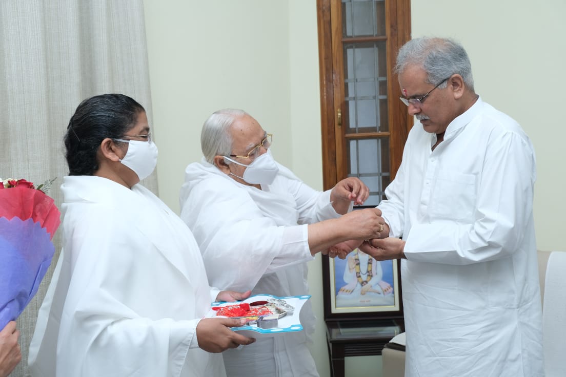 Photo of ब्रम्हाकुमारियों ने भूपेश को रक्षा सूत्र बांधकर उनके लिए की मंगलकामनाएं