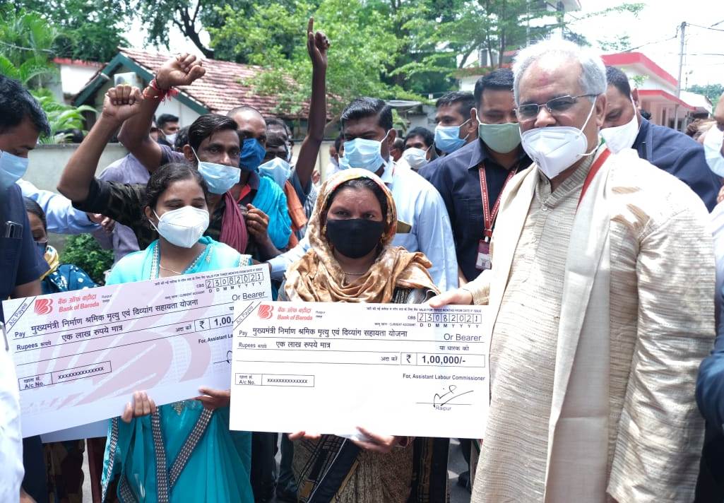 Photo of भूपेश ने 50 दिवंगत निर्माण श्रमिकों के परिजनों को दिए एक-एक लाख के चेक