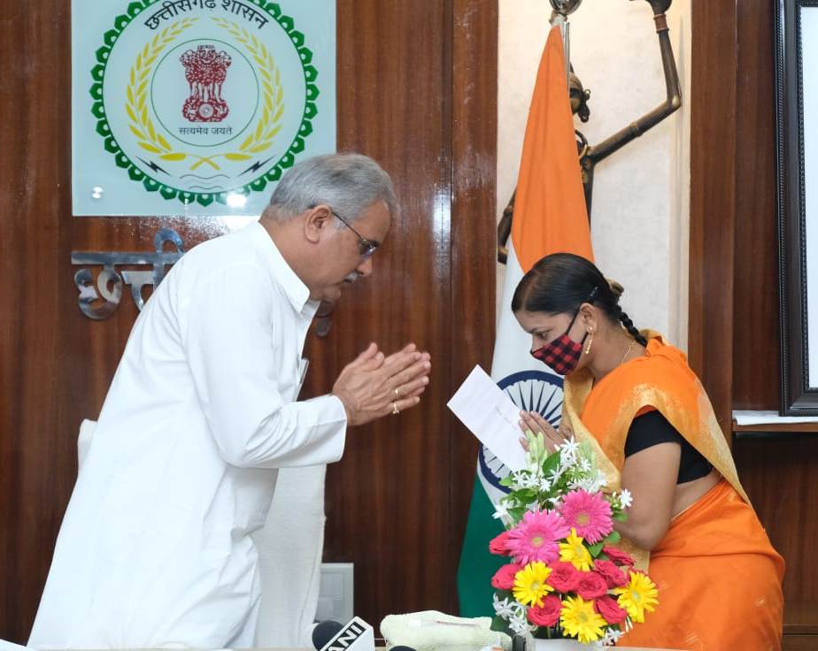 Photo of कोविड से दिवंगत 11 पत्रकारों के परिजनों को सहायता राशि के चेक वितरित