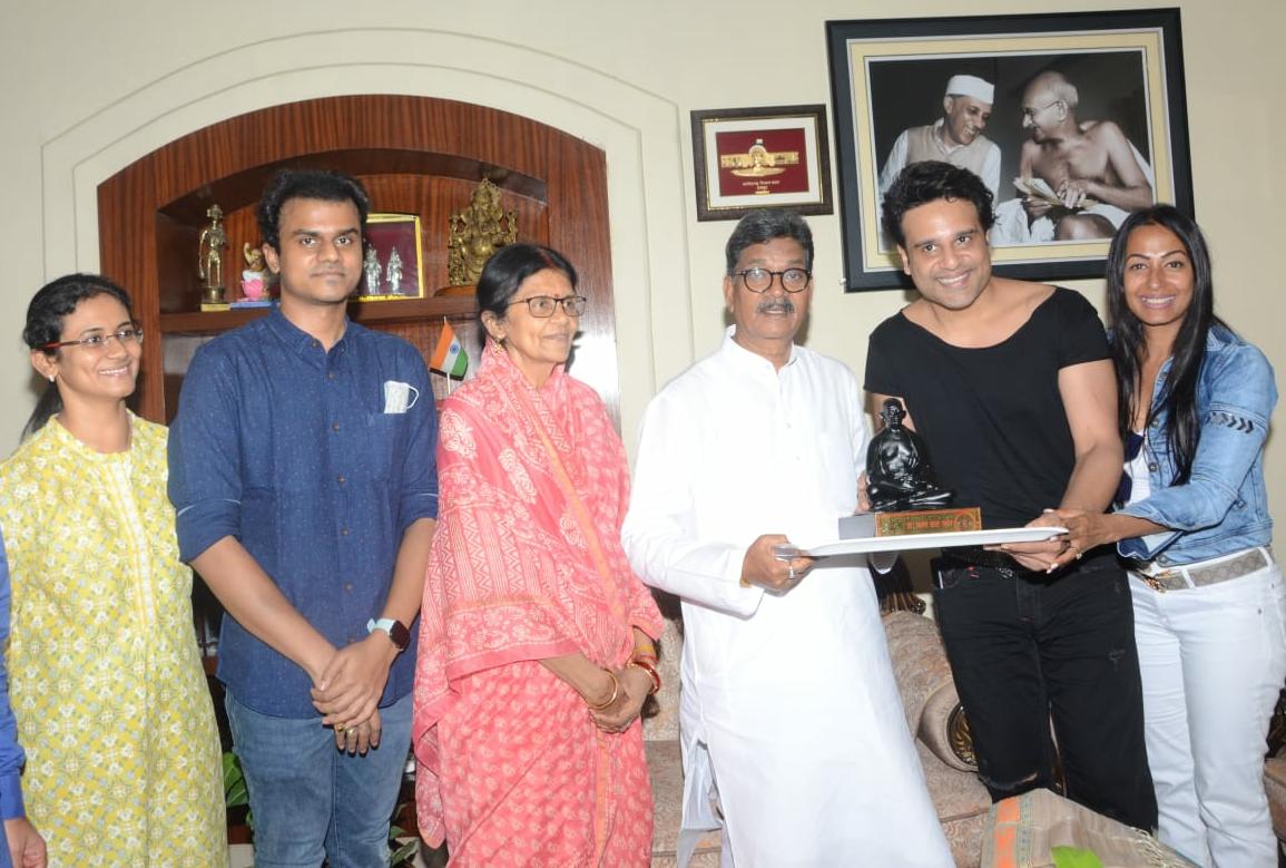 Photo of महंत से बॉलीवुड कलाकार कृष्णा अभिषेक ने की शिष्टाचार मुलाकात