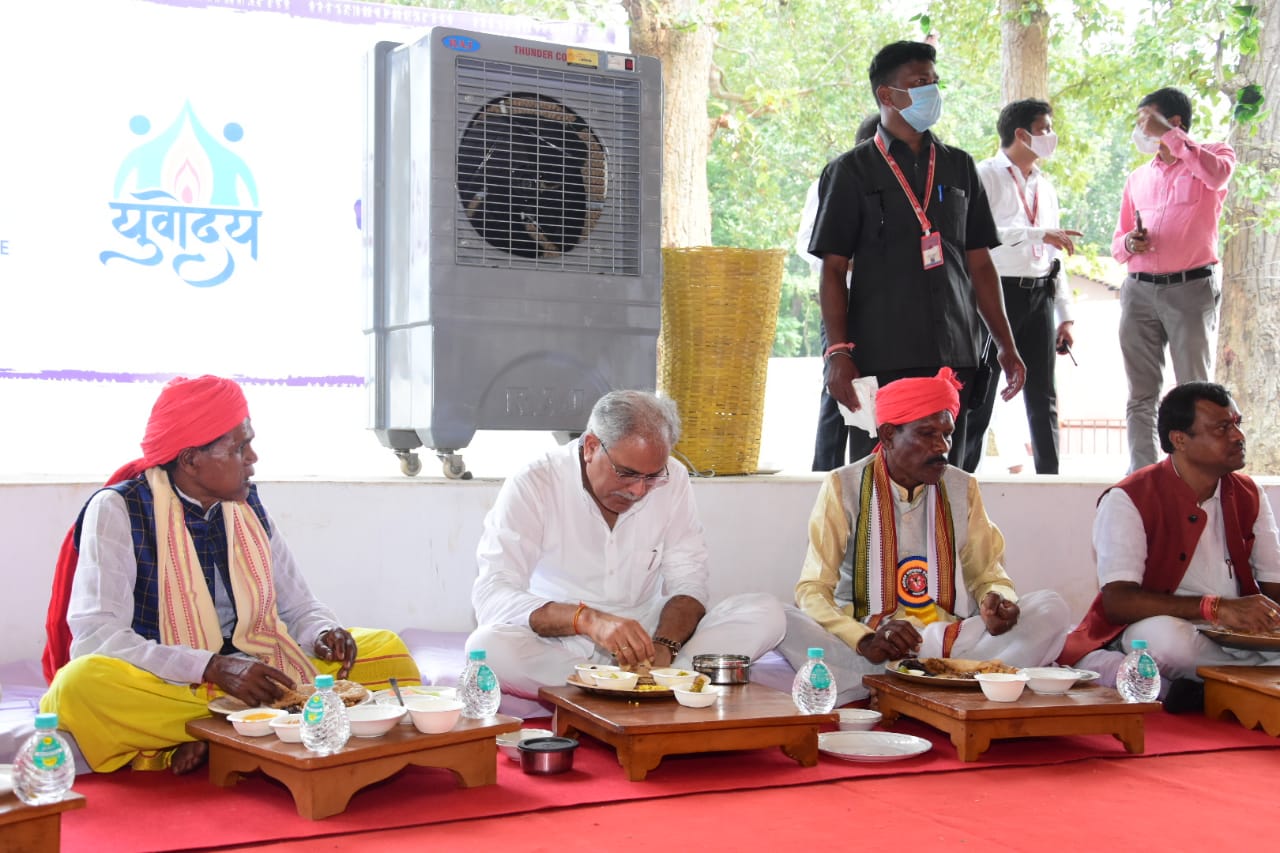 Photo of भूपेश ने मांझी, चालकी, पुजारी और जनजातीय समाज प्रमुखों के साथ किया भोजन