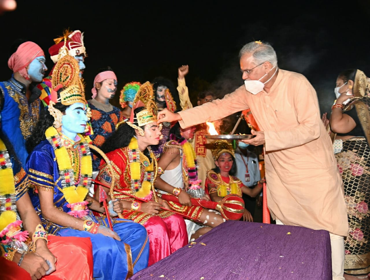 Photo of राजधानी के विजयादशमी उत्सव में पत्नी के साथ शामिल हुए भूपेश