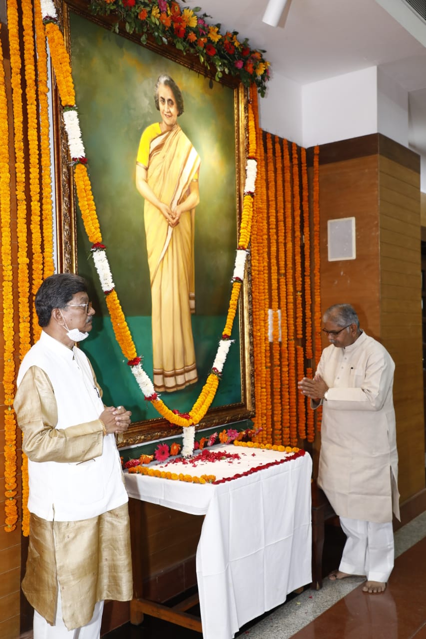 Photo of महंत ने सरदार पटेल एवं श्रीमती इंदिरा गांधी को किया श्रद्धासुमन अर्पित