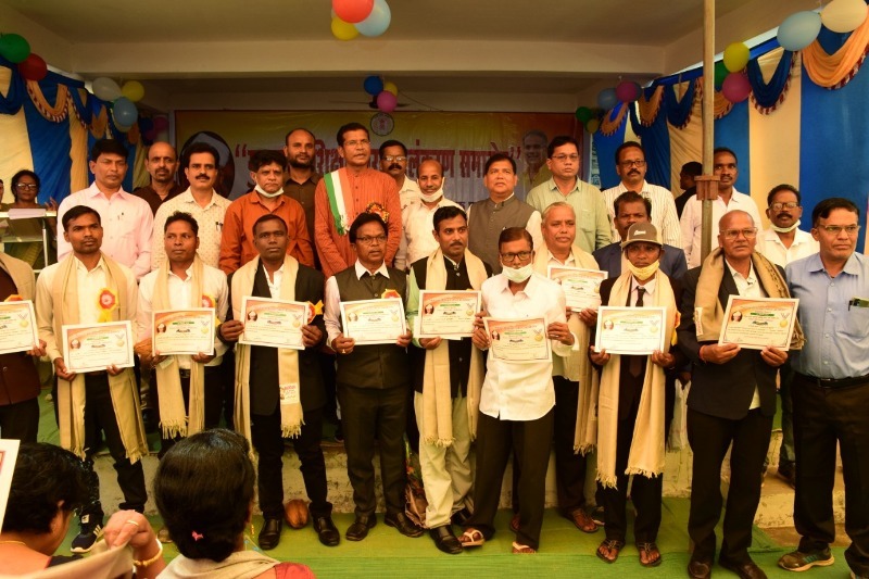 Photo of विधायक मोहन मरकाम ने जिले के 56 शिक्षकों को किया सम्मानित