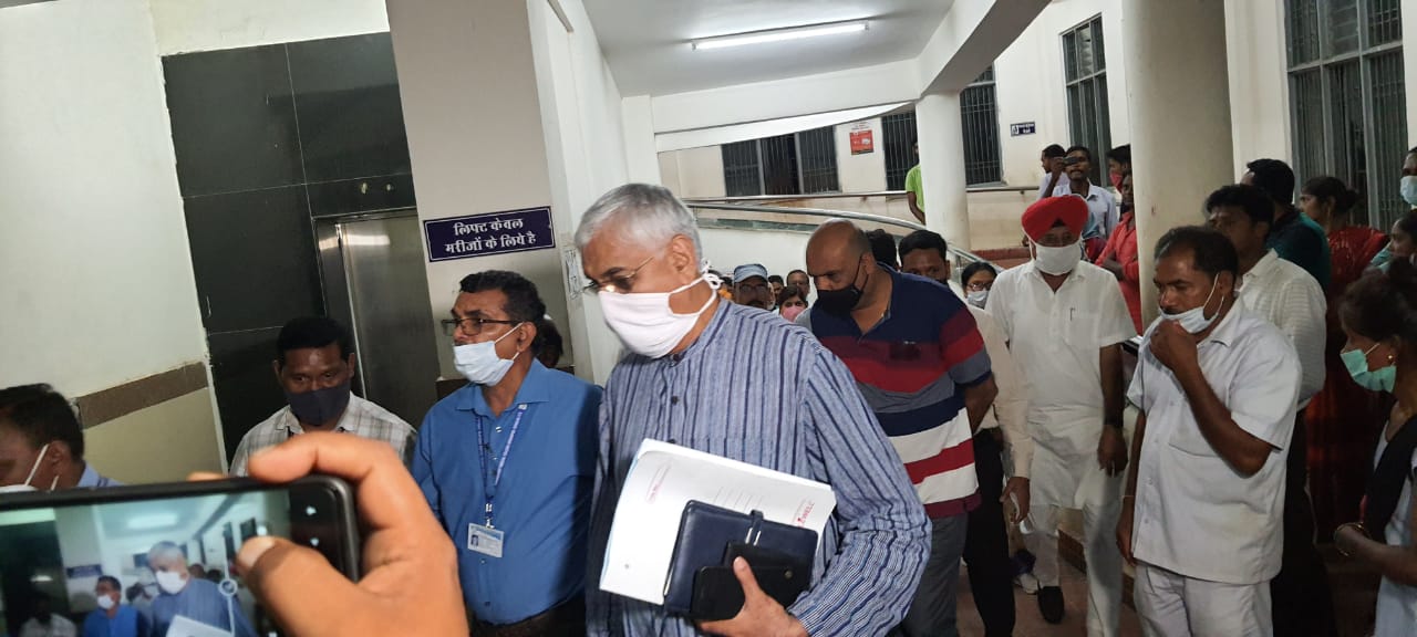 Photo of अम्बिकापुर में पांच नवजात बच्चों की मौत के बाद सिंहदेव पहुंचे अस्पताल