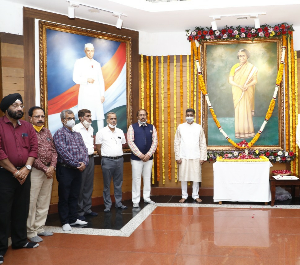 Photo of महंत ने पूर्व प्रधानमंत्री इंदिरा गांधी को उनकी जयंती पर किया श्रद्धासुमन अर्पित