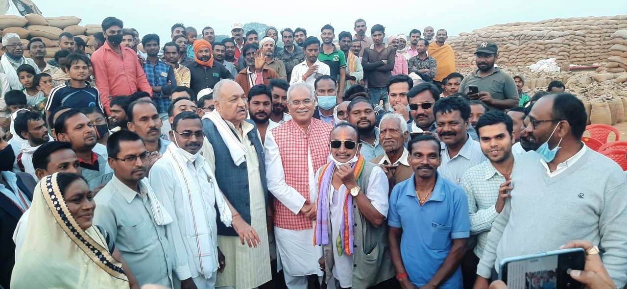 Photo of मुख्यमंत्री ने अचानक धान खरीद केन्द्रों में पहुंचकर व्यवस्था का लिया जायजा