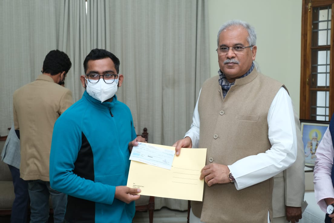 Photo of बघेल ने दिव्यांग पर्वतारोही को दिया 12 लाख 60 हजार रूपए की राशि का चेक