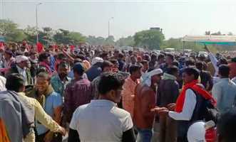 Photo of मड़वा विद्युत संयंत्र के उग्र संविदा कर्मियों का पुलिस से टकराव