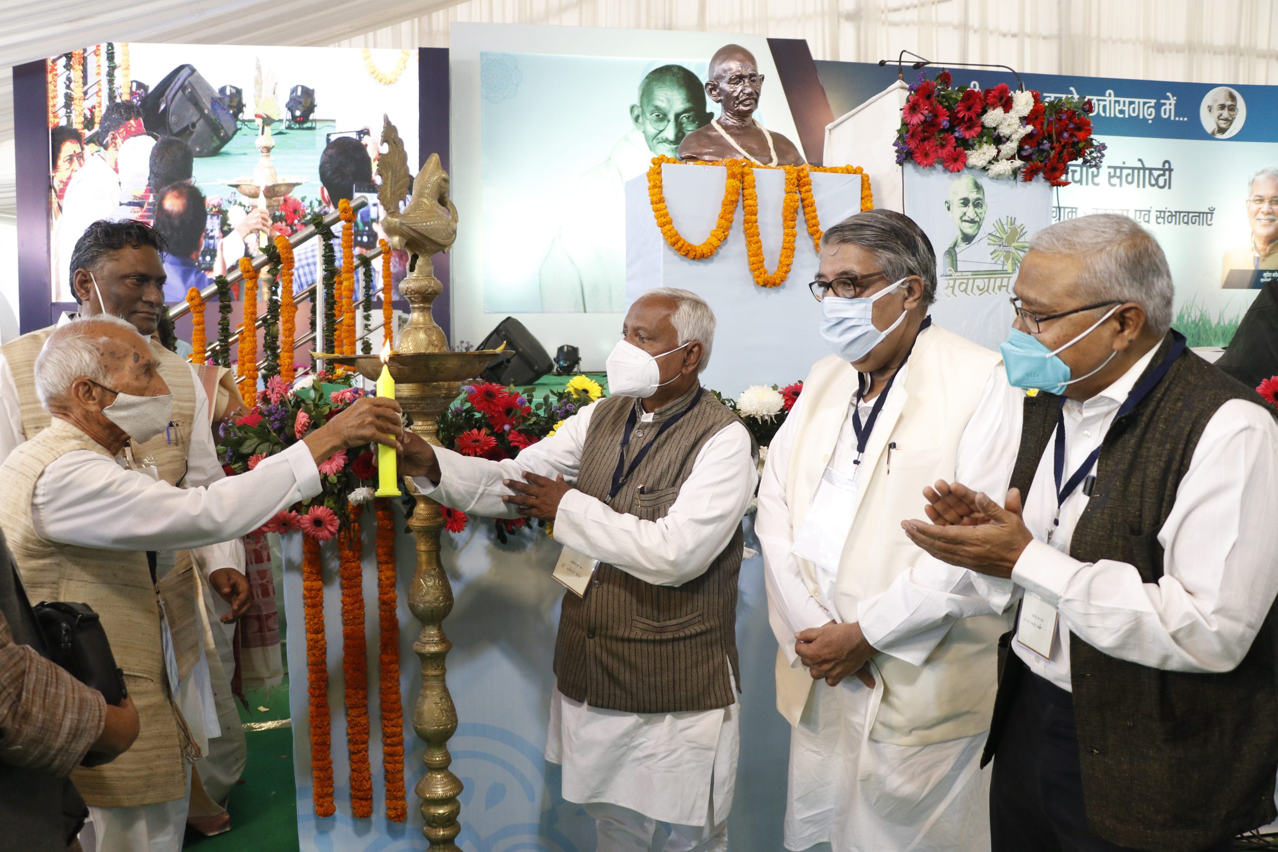 Photo of गांधी जी के मूल्यों, कार्यों और विचारों पर ध्यान देना ज्यादा जरूरी –गोपाल गांधी