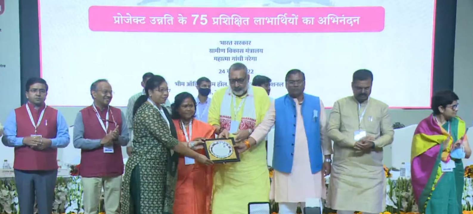 Photo of केन्द्रीय मंत्री ने छत्तीसगढ़ के मनरेगा श्रमिकों को किया सम्मानित