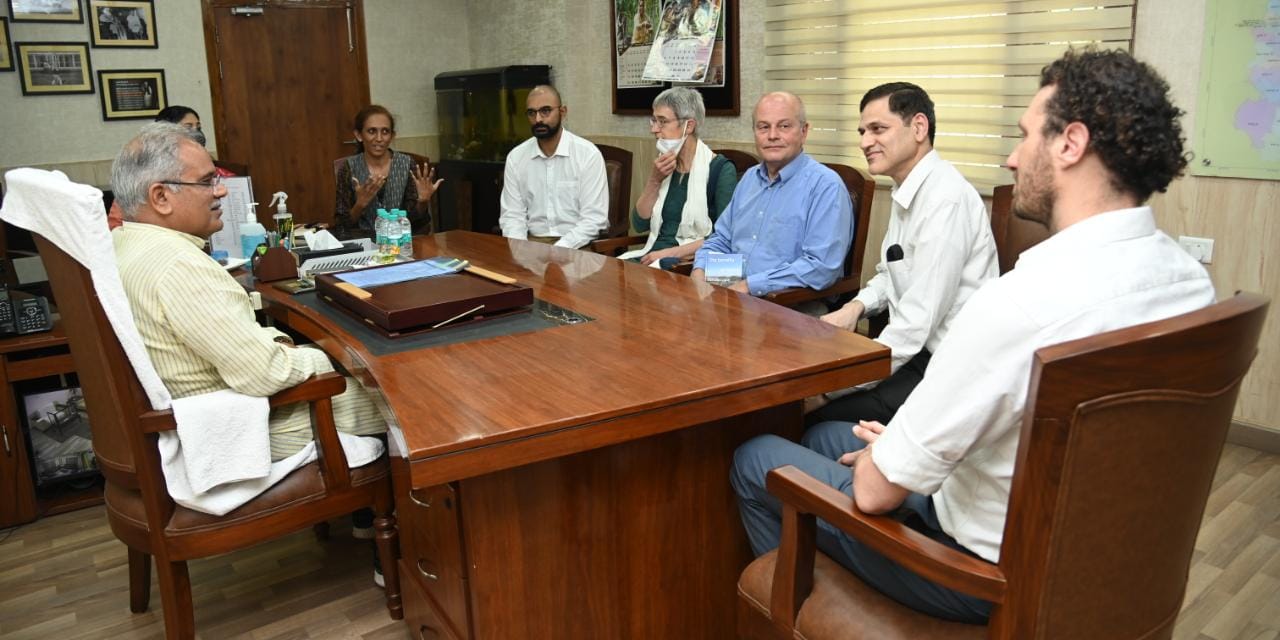 Photo of भूपेश से नीदरलैंड की वैश्विक संस्था के प्रतिनिधि मंडल ने की मुलाकात