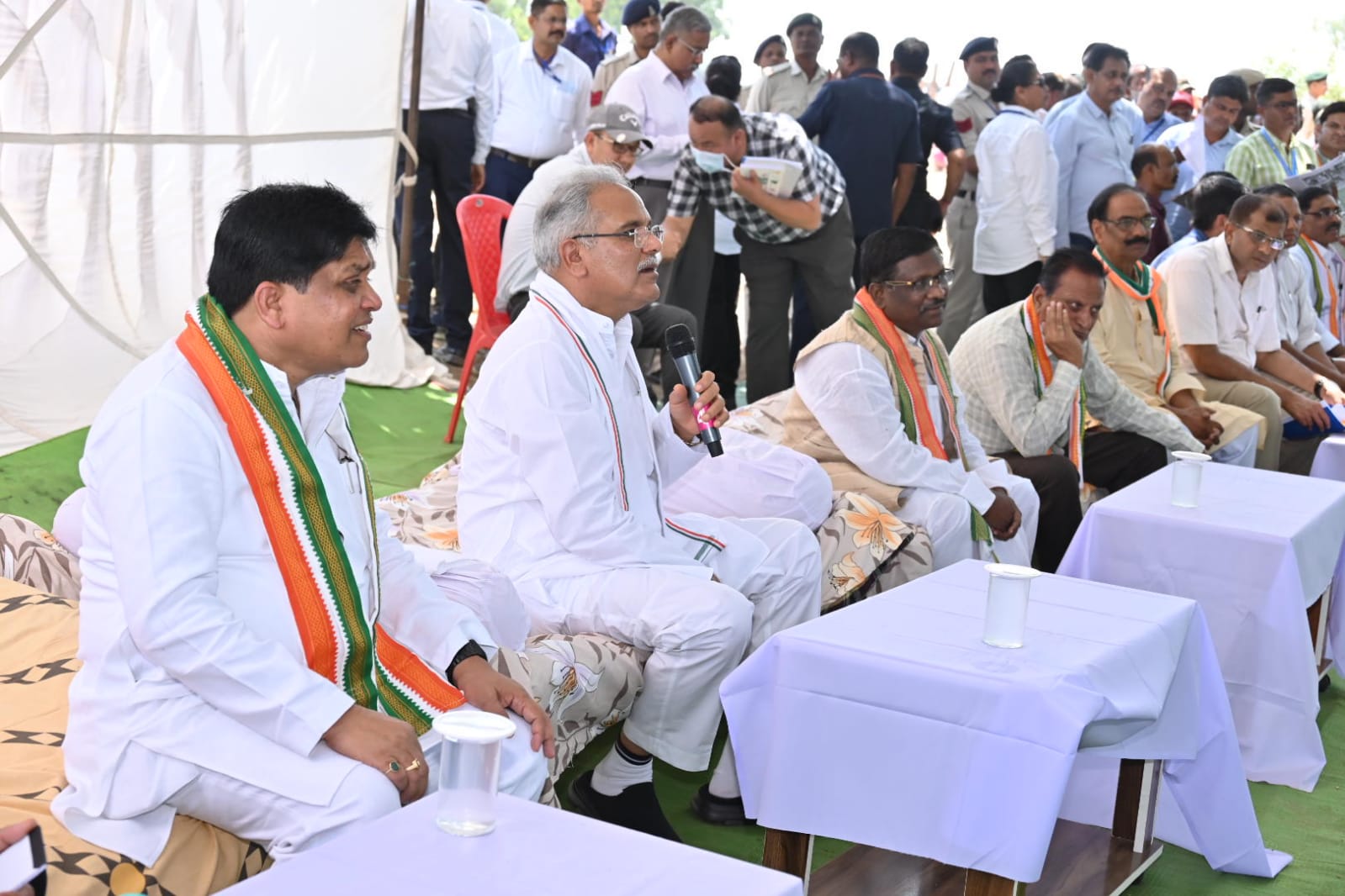 Photo of भेंट-मुलाकात अभियान में डौरा में भूपेश ने दी कई सौगात