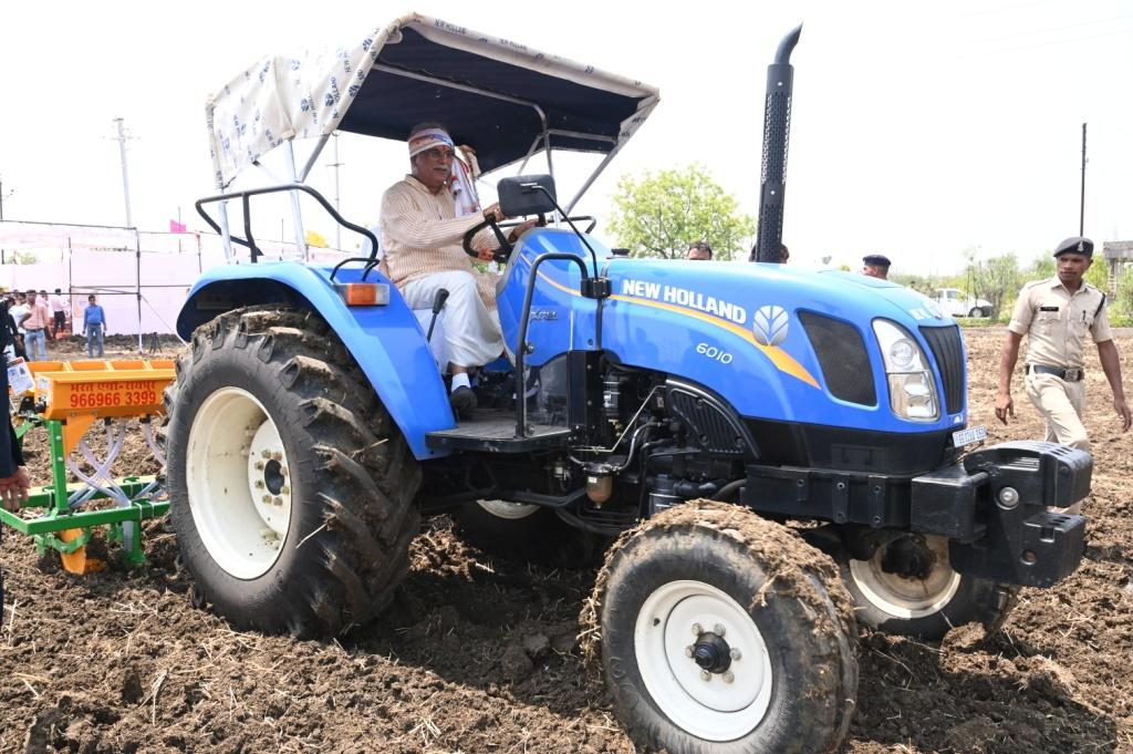 Photo of अक्ती तिहार में भूपेश ने धोती-कुर्ता पहन साफा बांध चलाया ट्रैक्टर