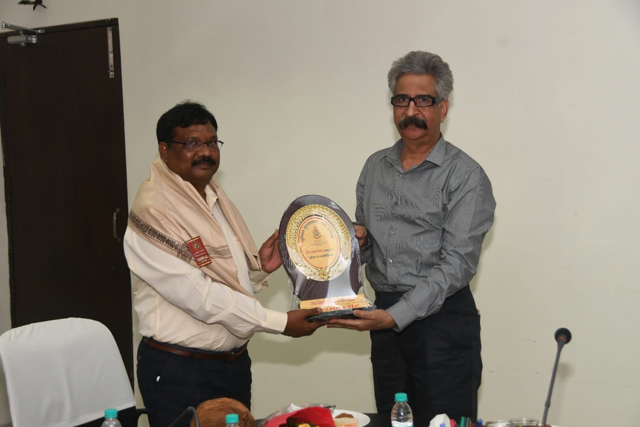 Photo of सेवानिवृत्त डी.आई.जी.एक्का को पुलिस मुख्यालय में दी गई विदाई