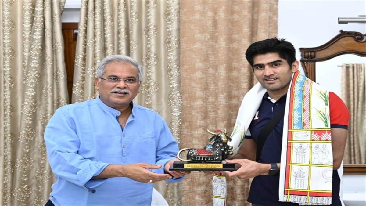 Photo of भारतीय प्रोफेशनल मुक्केबाज विजेन्दर सिंह ने सीएम से की मुलाकात, बॉक्सिंग को बढ़ावा देने की संभावनाओं पर की चर्चा
