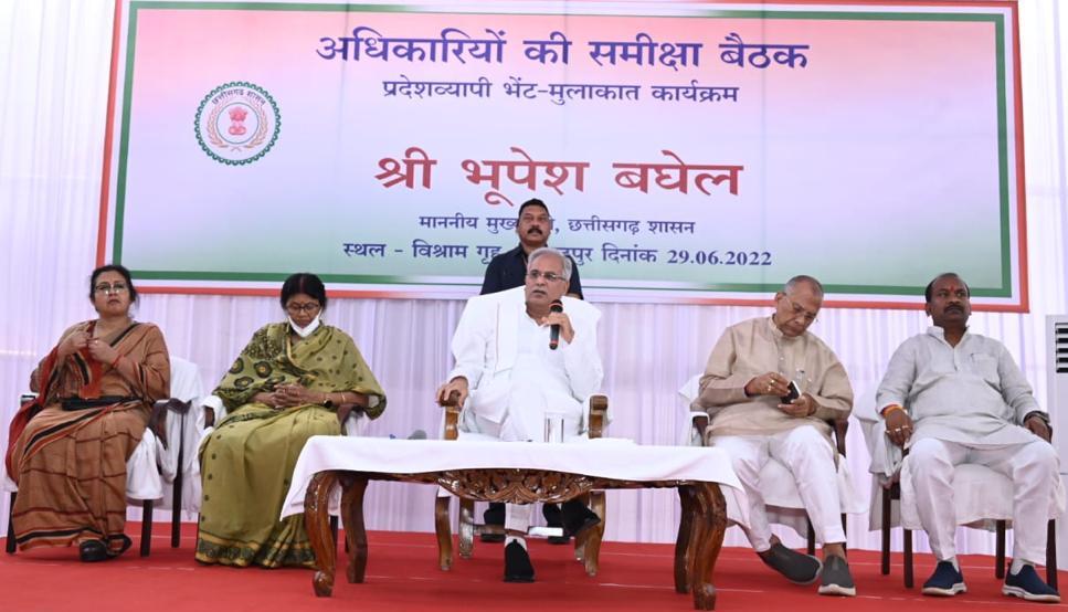 Photo of शासकीय कार्यालयों में हितग्राहियों का काम आसानी से होना सुनिश्चित करें अधिकारी- भूपेश