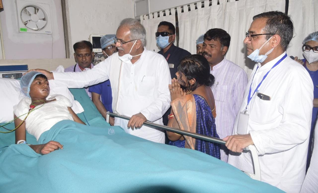 Photo of भूपेश ने बिलासपुर अस्पताल पहुंचकर राहुल का जाना हालचाल