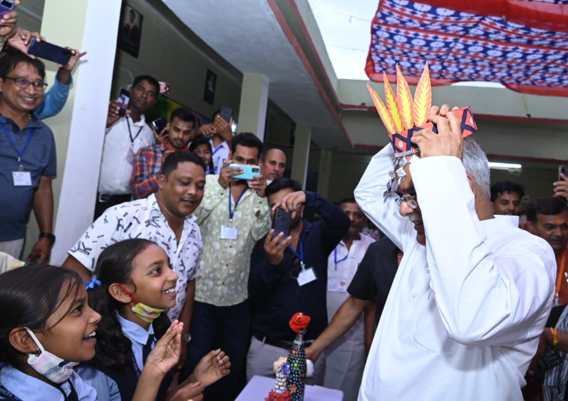 Photo of भूपेश ने पहना कबाड़ के जुगाड़ से बना ताज,एटीएम से उन्हे मिला नकली नोट