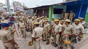 Photo of जुमे की नमाज से पूर्व नई सड़क समेत संवेदनशील क्षेत्रों में चप्पे-चप्पे पर पुलिस का पहरा…