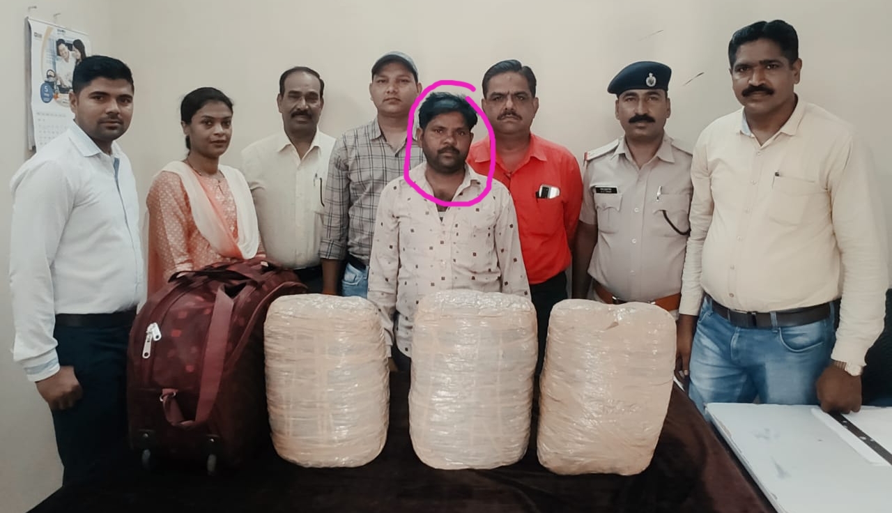 Photo of आरपीएफ ने अतंर्राज्यीय गांजा तस्कर को 14 किलो गांजे के साथ किया गिरफ्तार