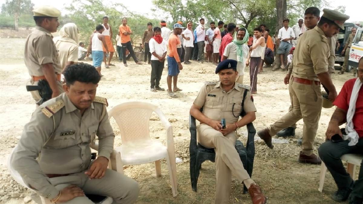 Photo of कानपुर में धार्मिक स्थल का रंग बदले जाने से दो वर्गों के लोग आए आमने सामने…