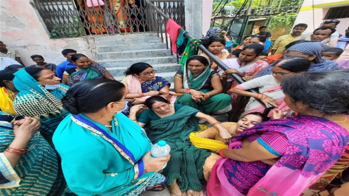 Photo of  सीतापुर में ट्रक और ई-रिक्शा की जोरदार टक्कर में नवविवाहित बैंककर्मी समेत दो की मौत, दो घायल