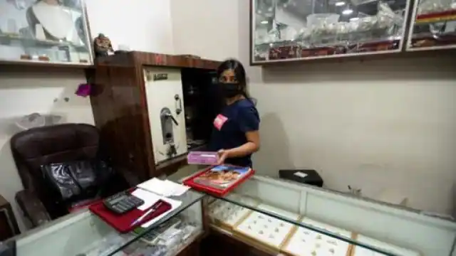 Photo of नोएडा सेक्टर-27 स्थित अट्टा मार्केट में बदमाशों ने दिनदहाड़े चोरी की बड़ी वारदात को दिया अंजाम