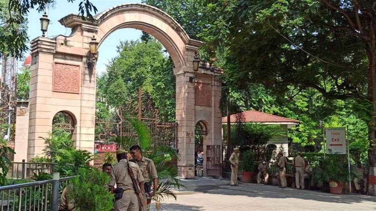 Photo of प्रयागराज के शहीद चंद्रशेखर आजाद पार्क में प्राचीन पारिजात का पेड़ आकर्षक के साथ आस्था का भी है केंद्र…