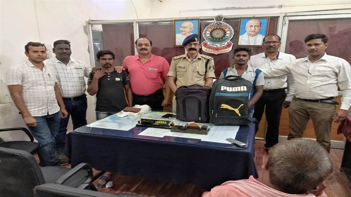 Photo of आरपीएफ व जीआरपी की टीम ने जोनल स्टेशन के प्लेटफार्म से दो तस्करों को नौ किलो गांजा के साथ किया गिरफ्तार