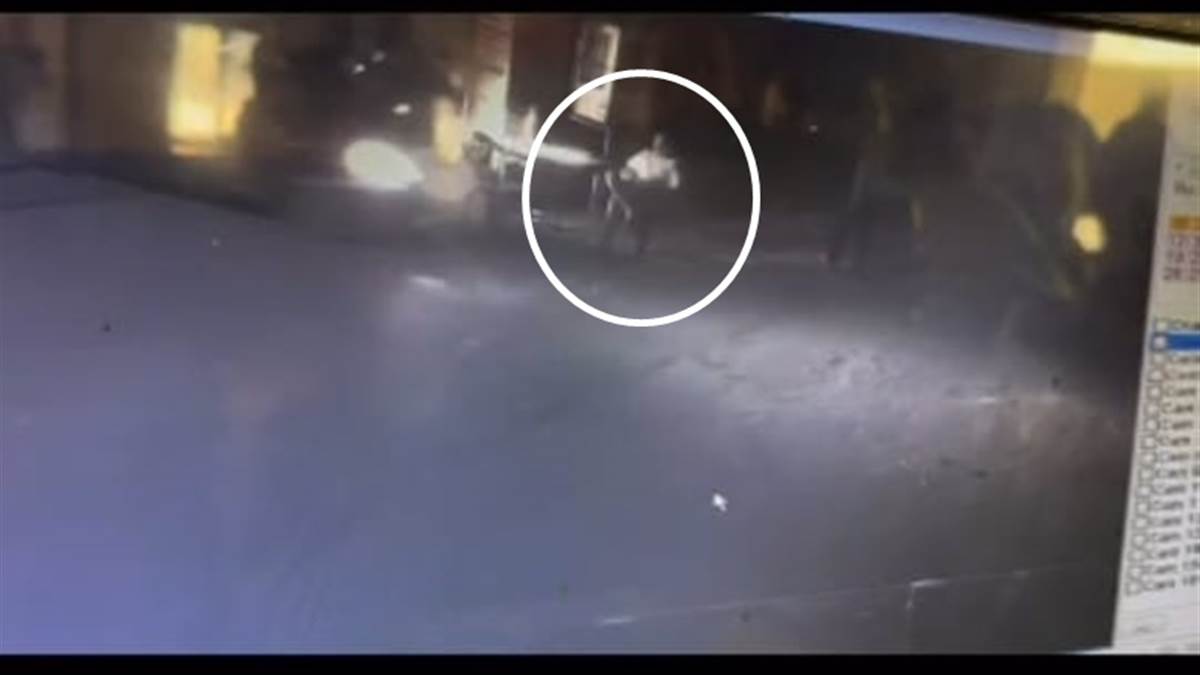 Photo of छत्तीसगढ़ की राजधानी रायपुर में हिट एंड रन का ये मामला आया सामने, एक बेकाबू कार नेबैंक मैनेजर और गार्ड को कुचला