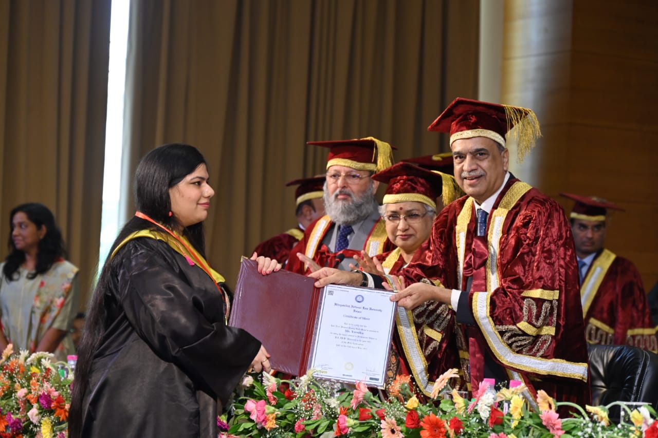 Photo of दृष्टिहीन छात्रा बनी हिदायतुल्ला नेशनल लॉ यूनिवर्सिटी की टॉपर