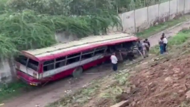 Photo of अलीगढ़: 40 यात्रियों को लेकर जा रही बस फ्लाइओवर से नीचे गिरी, एक महिला की मौत, 25 घायल