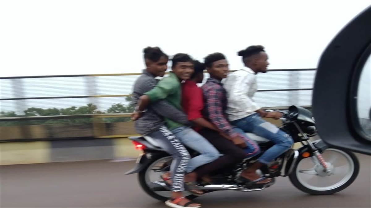 Photo of पुलिस के साथ अब आम जनता भी हुई जागरूक, यातायात नियम तोड़ने वालों के वीडियो और फोटो हो रहे वायरल…. 