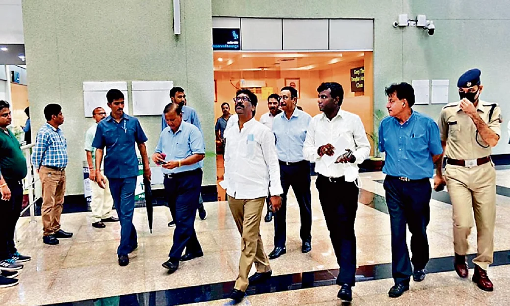 Photo of सीएम हेमंत सोरेन ने देवघर एयरपोर्ट पर जाहिर की खुशी, पीएम मोदी को कहा शुक्रिया