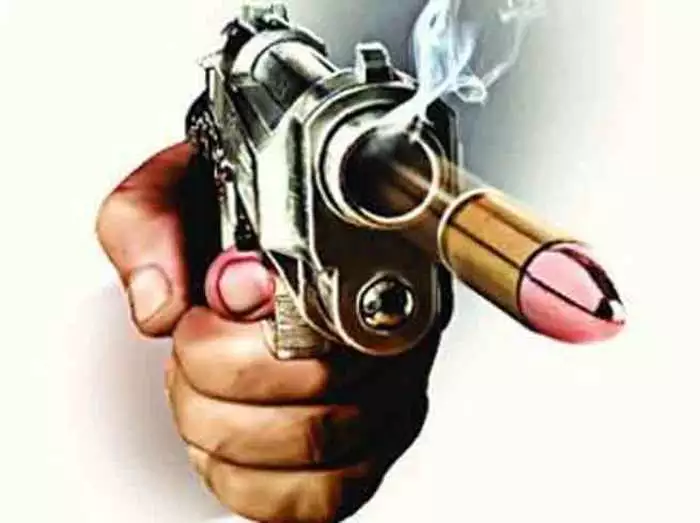 Photo of यूपी: बीजेपी नेता के बच्चे से खेल-खेल में गोली चलने से मासूम की दर्दनाक मौत