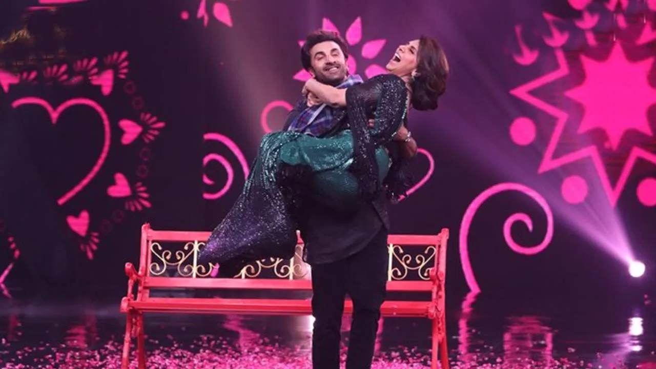 Photo of ऋषि कपूर के गानों पर नीतू कपूर और रणबीर कपूर ने किया डांस