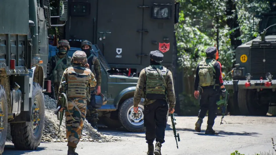 Photo of दक्षिण कश्मीर के पुलवामा में आतंकियों के हमले में एक जवान शहीद