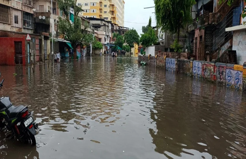 Photo of गुजरात में एक बार फिर शुरू हुई बारिश, सड़कों पर भरा पानी