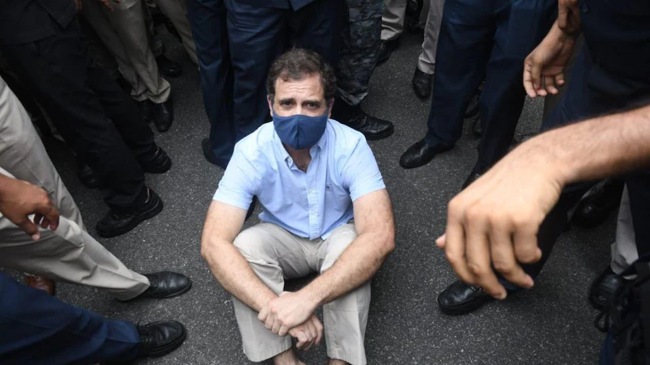 Photo of नेशनल हेराल्ड: राहुल गांधी ईडी की कार्रवाई के खिलाफ धरने पर बैठे