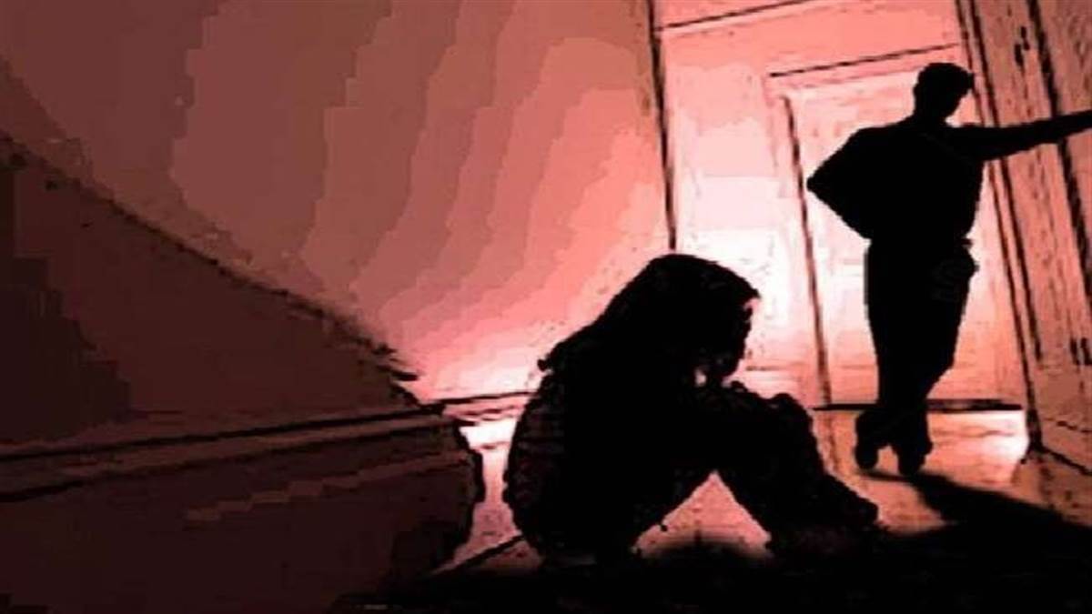 Photo of औरैया में किशोरी को घर से उठा ले गए तीन युवको ने किया सामूहिक दुष्कर्म, बेसुध हालत में छोड़ फरार हुए आरोपित