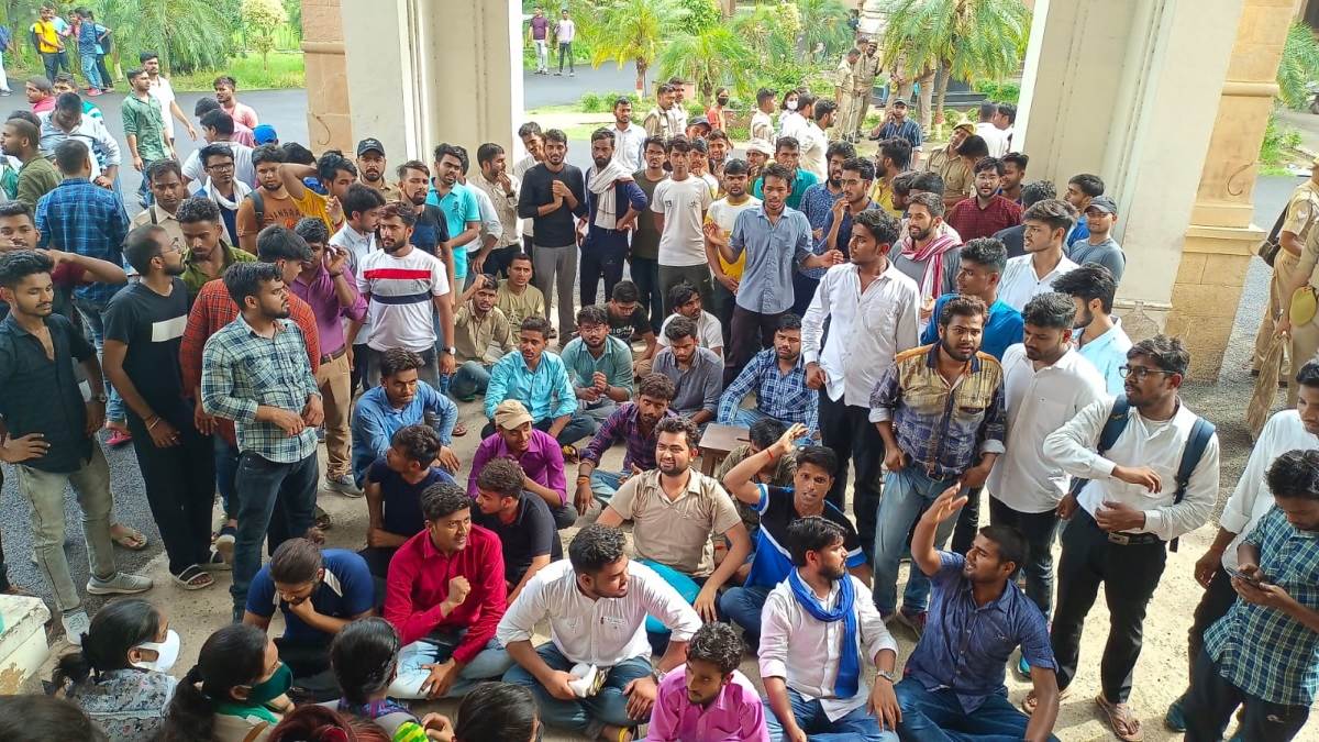 Photo of इलाहाबाद विश्‍वविद्यालय के एलएलबी छात्र कक्षा में प्रोन्‍नति की कर रहे मांग, पुलिस की हिरासत में है ये दो छात्रनेता