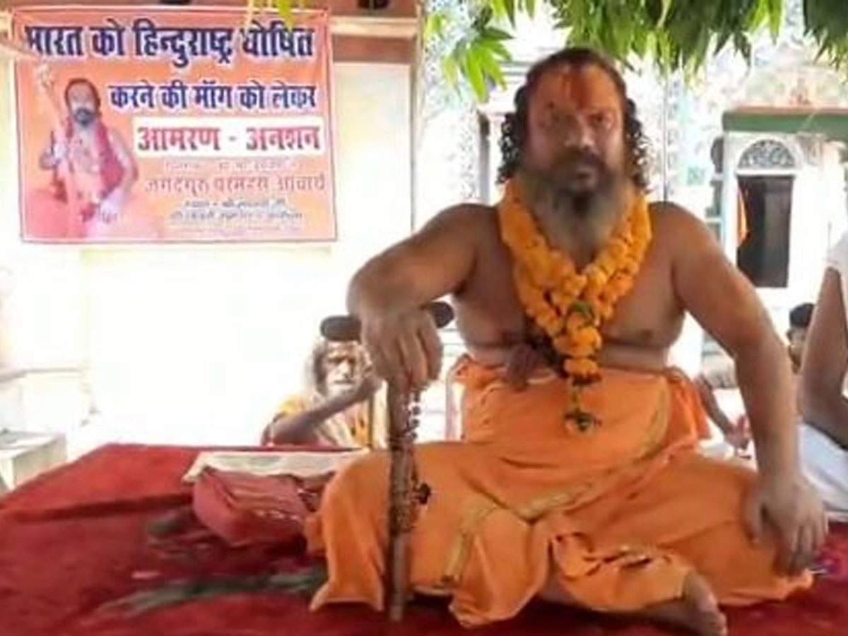 Photo of लखनऊ: लुलु माल पहुंचे अयोध्या के जगद्गुरु परमहंस दास को पुलिस ने हिरासत में लिया