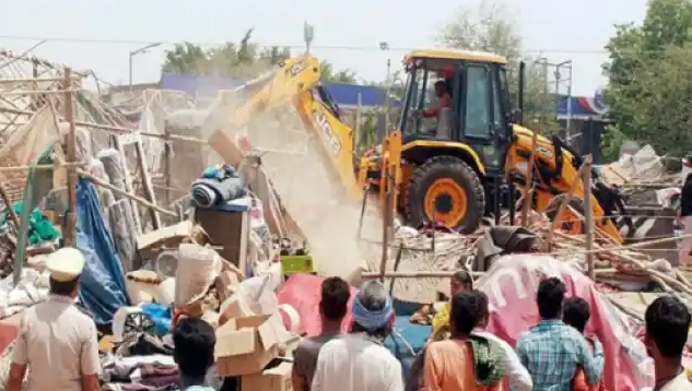 Photo of UP में बुलडोजर ऐक्शन पर रोक की मांग वाली याचिका पर SC ने अंतरिम आदेश देने से किया इनकार