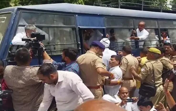 Photo of सोनिया से ईडी की पूछताछ पर कांग्रेस कार्यकर्ताओं ने जमकर किया हंगामा