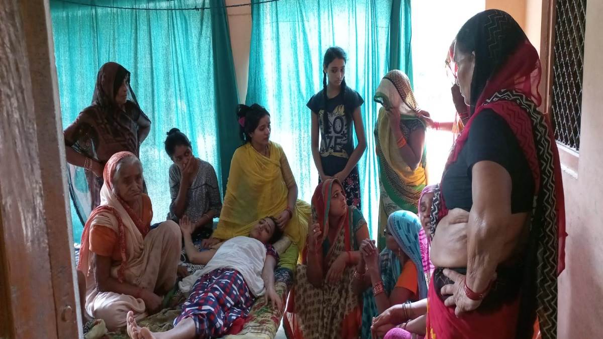 Photo of यूपी के प्रतापगढ़ में हुई अमानवीय घटना, बदमाशों ने महिला को चारपाई से बांधा और गर्म चिमटा व सिगरेट से झुलसाया, नकदी व आभूषण लूटे