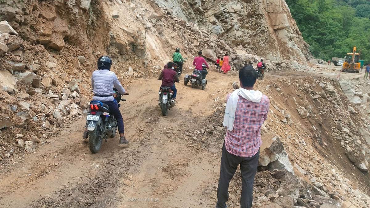 Photo of लामबगड़ में मलबा आने से बंद रहा बदरीनाथ हाईवे, यमुनोत्री राजमार्ग पर भी आवाजाही शुरू….