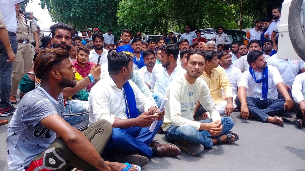 Photo of भीम आर्मी के संस्थापक चंद्रशेखर रावण की गिरफ्तारी के विरोध में कार्यकर्ताओं ने रुड़की में किया धरना प्रदर्शन