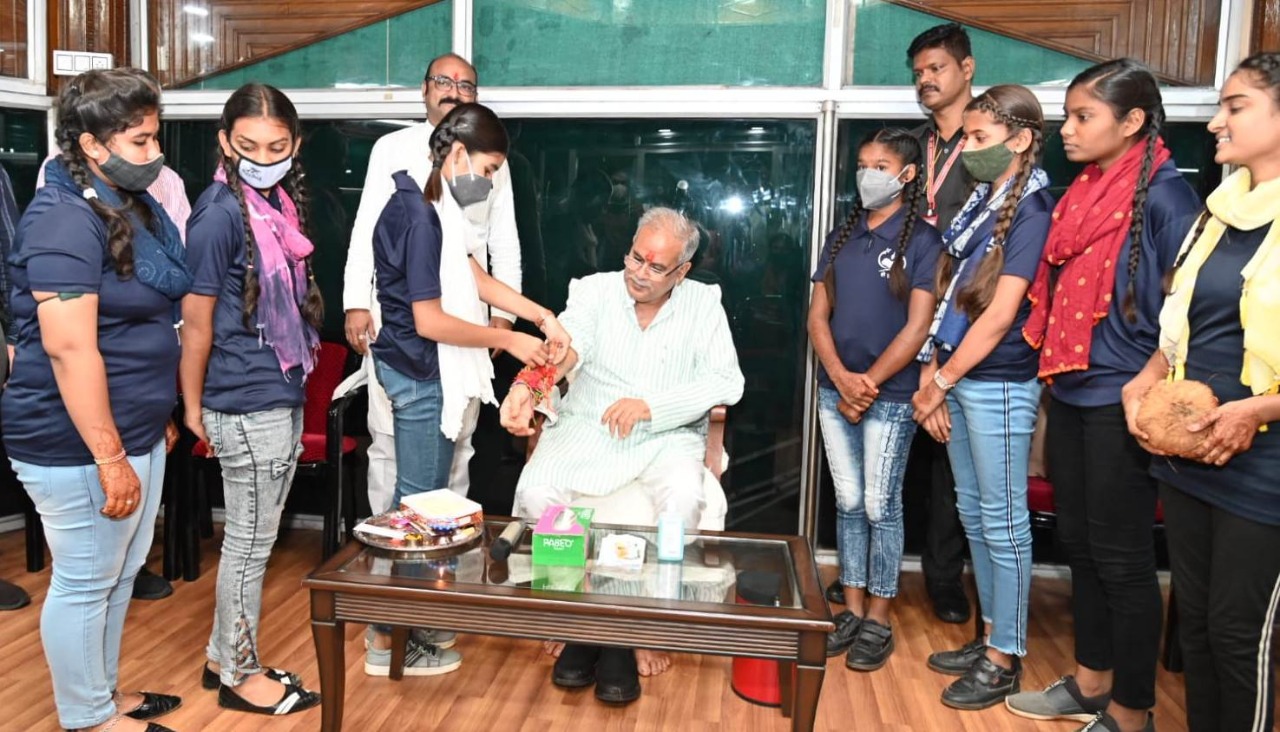 Photo of भूपेश को ब्रह्माकुमारी बहनों.महिला कांग्रेस नेताओं और प्रयास की बच्चियों ने बांधी राखी