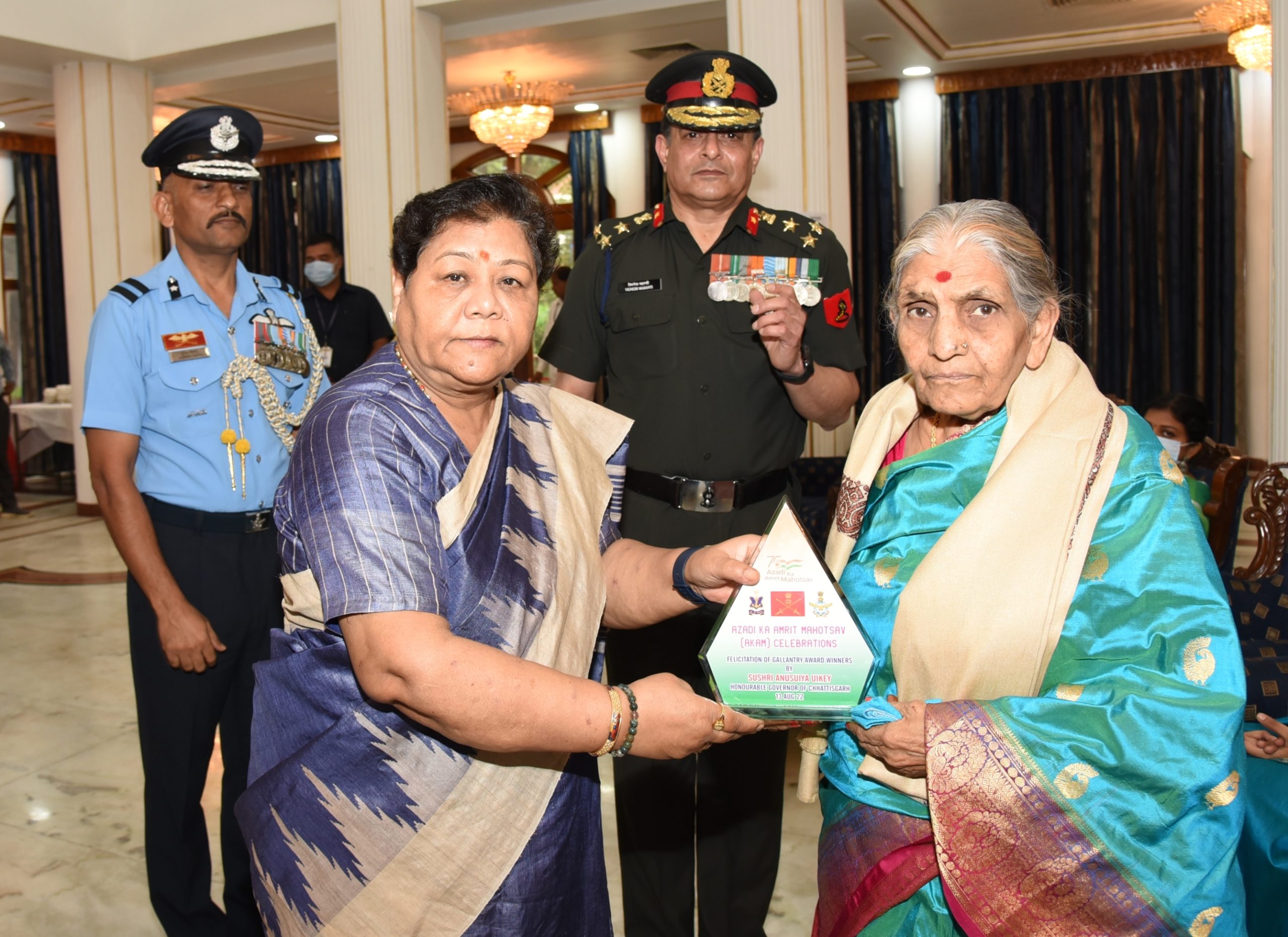 Photo of राज्यपाल ने भारतीय सेना के वीरता पुरस्कार प्राप्त जवानों को किया सम्मानित